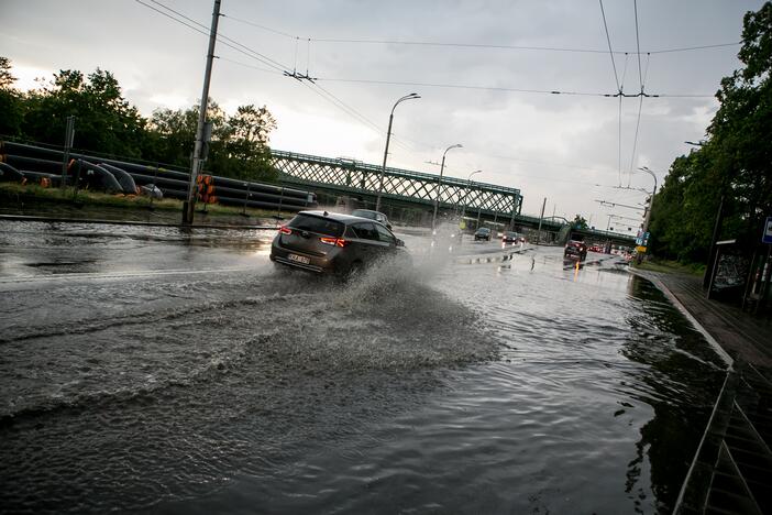 Po alinančios kaitros Kauną nuplovė liūtis