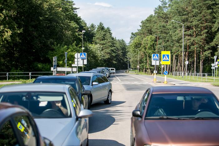 Prie mobilaus patikros punkto Kaune – milžiniška automobilių eilė