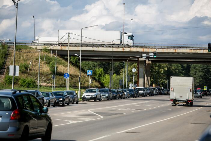 Prie mobilaus patikros punkto Kaune – milžiniška automobilių eilė