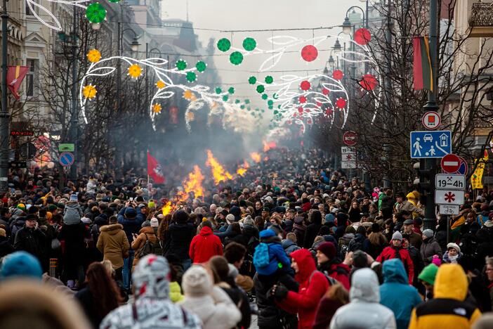 Gedimino prospekte suliepsnojo 30 Laisvės laužų