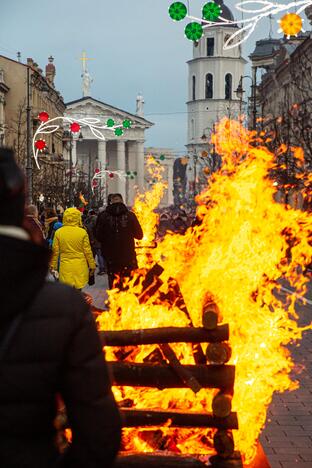 Gedimino prospekte suliepsnojo 30 Laisvės laužų