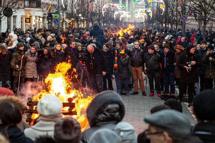 Gedimino prospekte suliepsnojo 30 Laisvės laužų