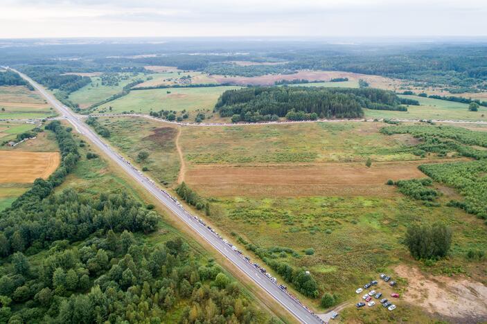 „Laisvės kelio“ dalyviai susikibo rankomis palaikydami Baltarusiją