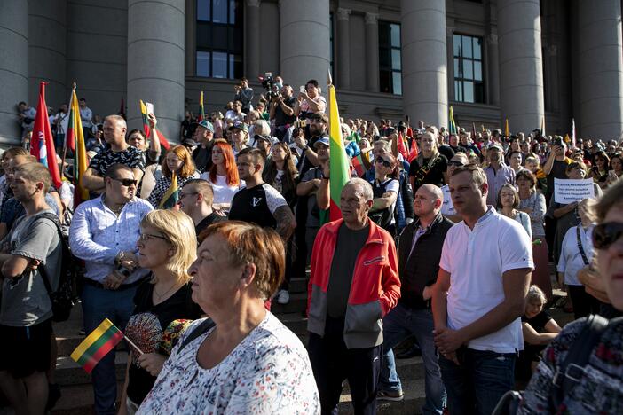 Protestas prie Seimo prieš COVID-19 ribojimus