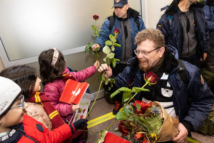 Iš Turkijos sugrįžusios gelbėtojų komandos pasitikimas oro uoste