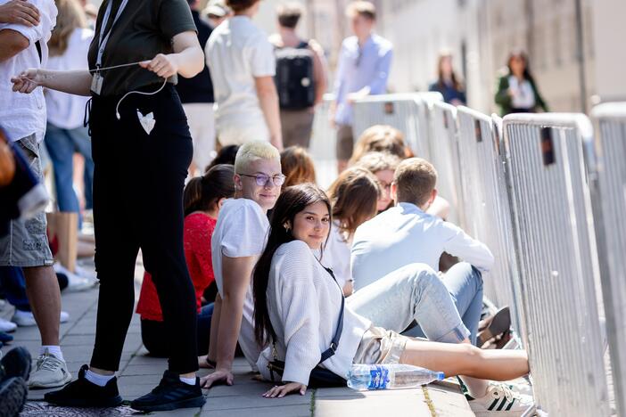 Žmonės renkasi prie Vilniaus universiteto laukdami J. Bideno kalbos