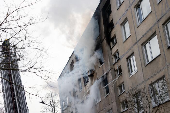 Keturis butus Viršuliškių daugiabutyje surijo liepsnos