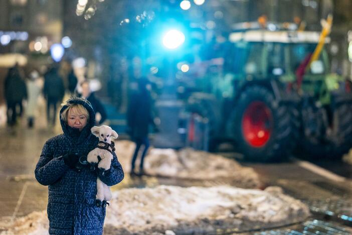 Ūkininkų protesto išvakarės: Gedimino pr. išrikiuota žemės ūkio technika