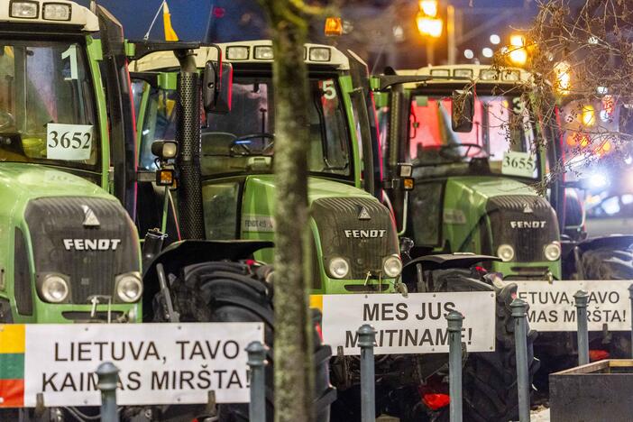 Ūkininkų protesto išvakarės: Gedimino pr. išrikiuota žemės ūkio technika