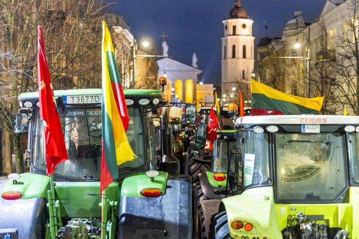 Ūkininkų protesto išvakarės: Gedimino pr. išrikiuota žemės ūkio technika