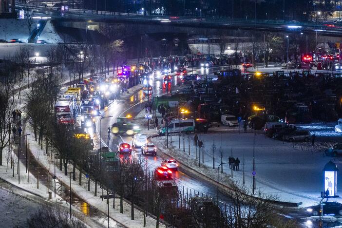 Ūkininkų protesto išvakarės: Gedimino pr. išrikiuota žemės ūkio technika