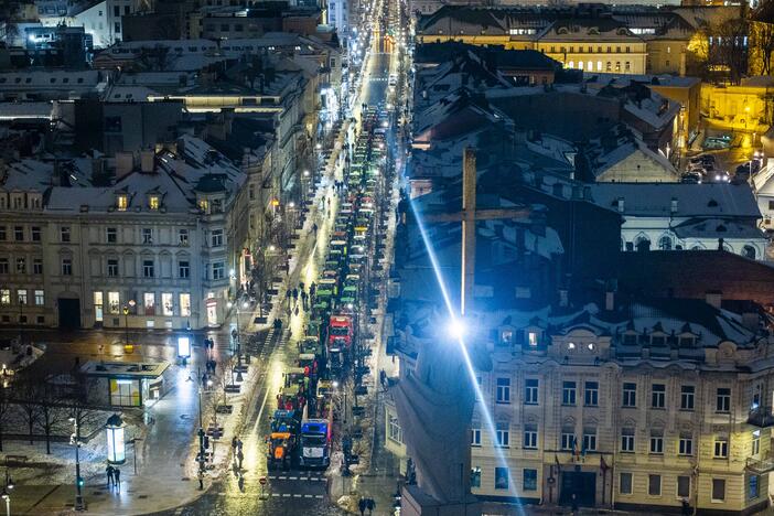 Ūkininkų protesto išvakarės: Gedimino pr. išrikiuota žemės ūkio technika