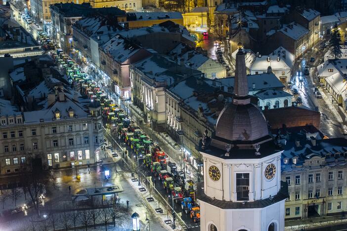 Ūkininkų protesto išvakarės: Gedimino pr. išrikiuota žemės ūkio technika