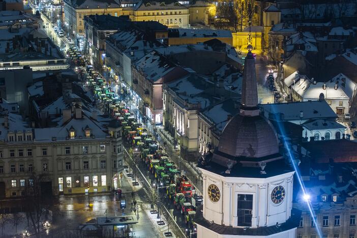 Ūkininkų protesto išvakarės: Gedimino pr. išrikiuota žemės ūkio technika