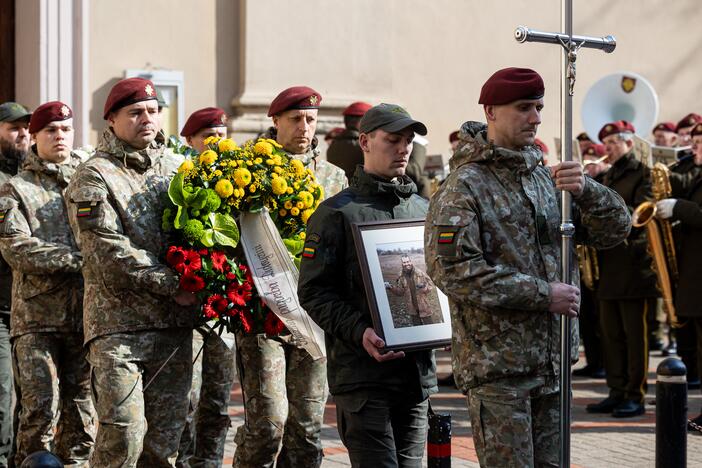 Lietuva atsisveikino su Ukrainoje žuvusiu kariu T. Tumu