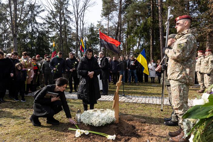 Lietuva atsisveikino su Ukrainoje žuvusiu kariu T. Tumu