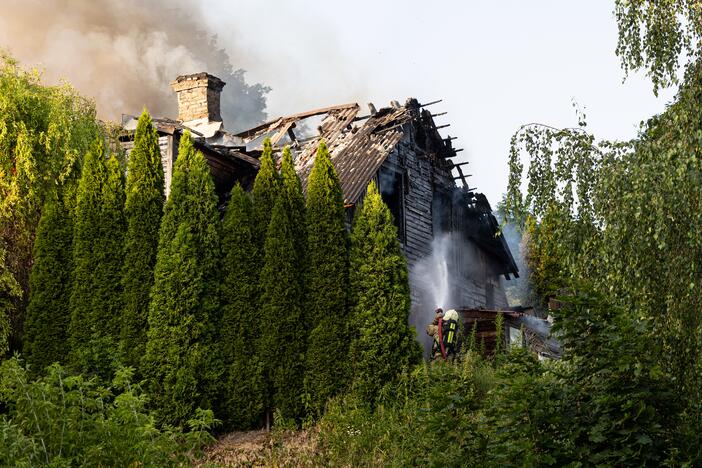 Vilniuje, Naujininkų rajone, užsiliepsnojo namas