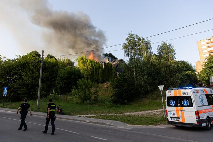 Vilniuje, Naujininkų rajone, užsiliepsnojo namas