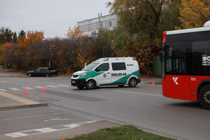 Elektrėnų g. BMW rėžėsi į stotelę su žmonėmis