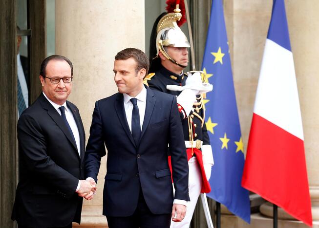 Emmanuelis Macronas (dešinėje) ir Francois Hollande (kairėje)