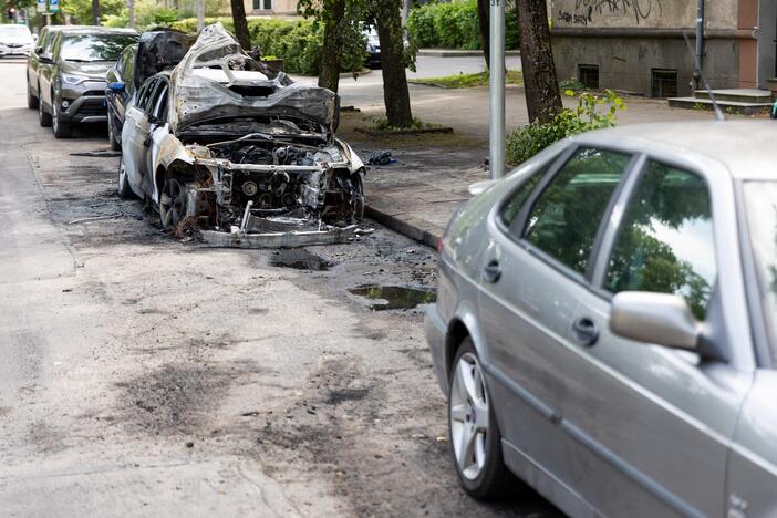 A. Mickevičiaus g. naktį sudegę automobiliai