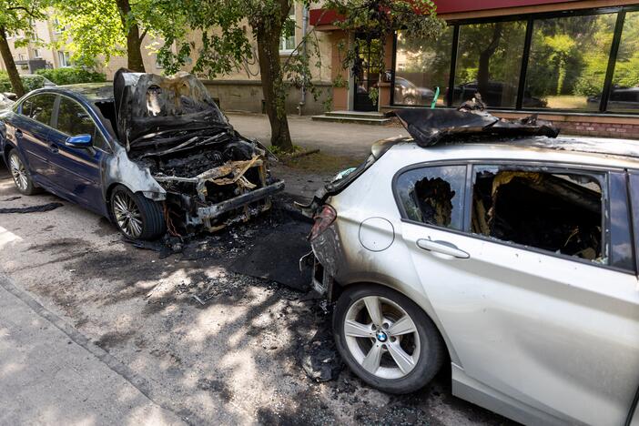 A. Mickevičiaus g. naktį sudegę automobiliai