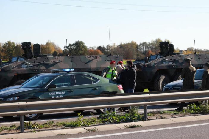 Ties Akademija į avariją pateko šarvuočių kolona