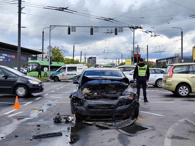 Kaune – stipri medikų automobilio ir „Volvo“ avarija