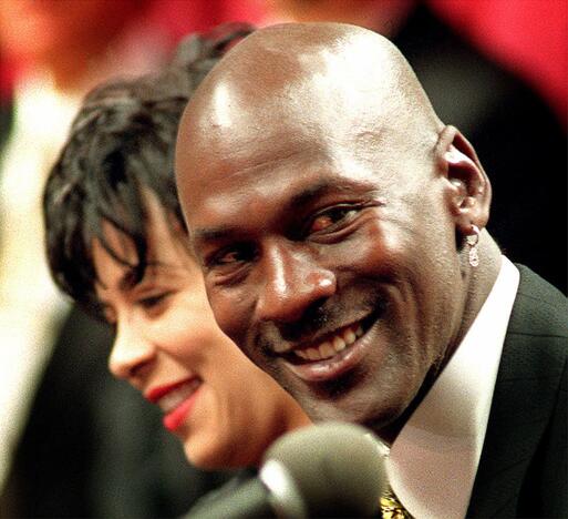 1993 metais Michael Jordan (Maiklas Džordanas) pasitraukė iš profesionaliojo krepšinio teigdamas, jog daugiau nebeturi ko įrodinėti; 1995 m. kovo mėnesį jis sugrįžo.