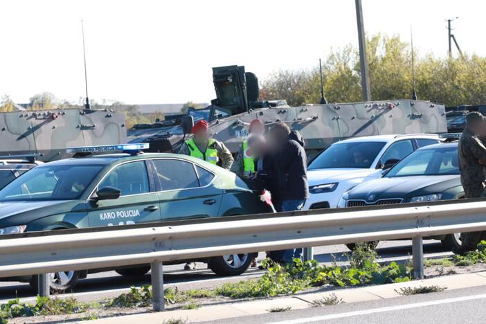 Ties Akademija į avariją pateko šarvuočių kolona