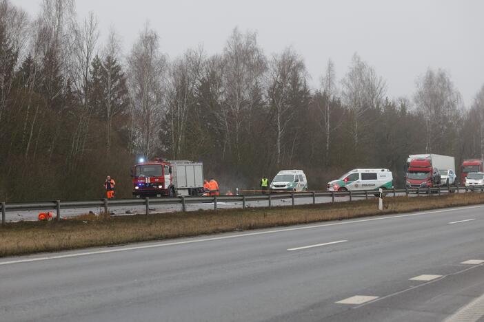 Ties Sitkūnais dujas vežęs vilkikas rėžėsi į kelininkų brigadą 