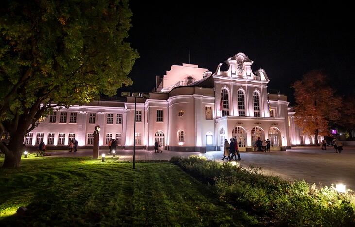 Naktį nušvintantis Kauno perlas žavi praeivius