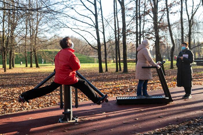 Sportuojantys žmonės Kauno parkuose