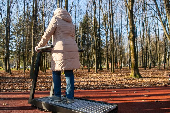 Sportuojantys žmonės Kauno parkuose