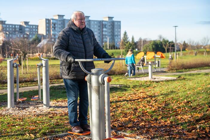 Sportuojantys žmonės Kauno parkuose