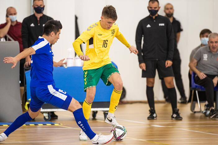 Skirtumas: pasaulio salės futbolo rinktinių reitingų lentelėje Uzbekistano ekipa (mėlynos spalvos apranga) – 22-oje vietoje, Lietuvos – 82-oje.