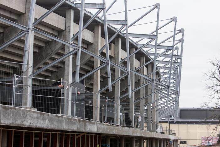 Darbai: Dariaus ir Girėno stadiono tribūnose jau montuojamos kėdės.