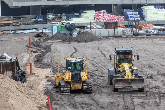 Darbai: Dariaus ir Girėno stadiono tribūnose jau montuojamos kėdės.