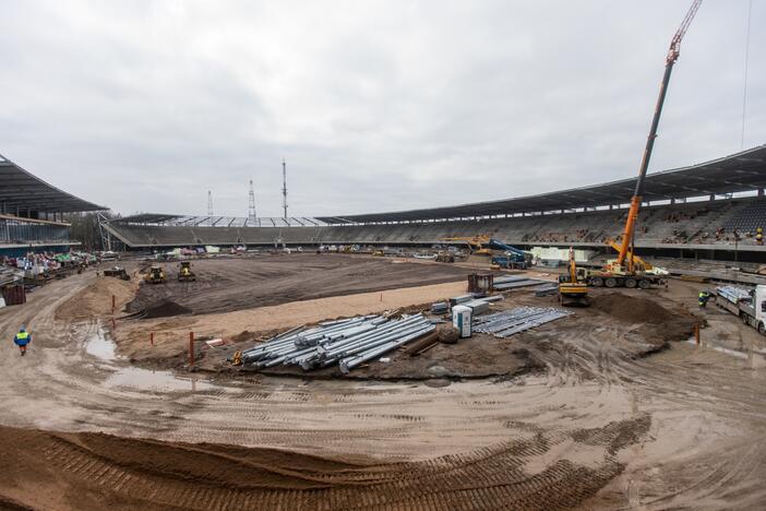 Darbai: Dariaus ir Girėno stadiono tribūnose jau montuojamos kėdės.