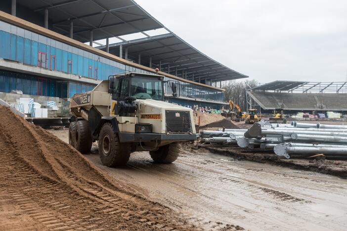 Darbai: Dariaus ir Girėno stadiono tribūnose jau montuojamos kėdės.