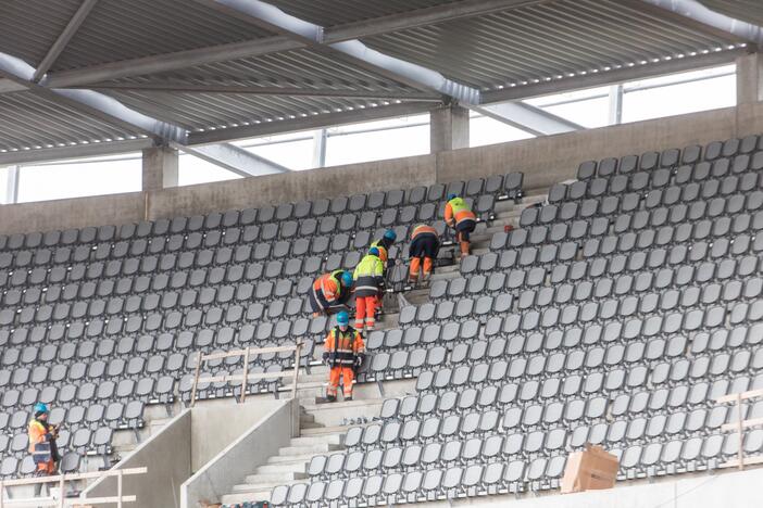 Darbai: Dariaus ir Girėno stadiono tribūnose jau montuojamos kėdės.