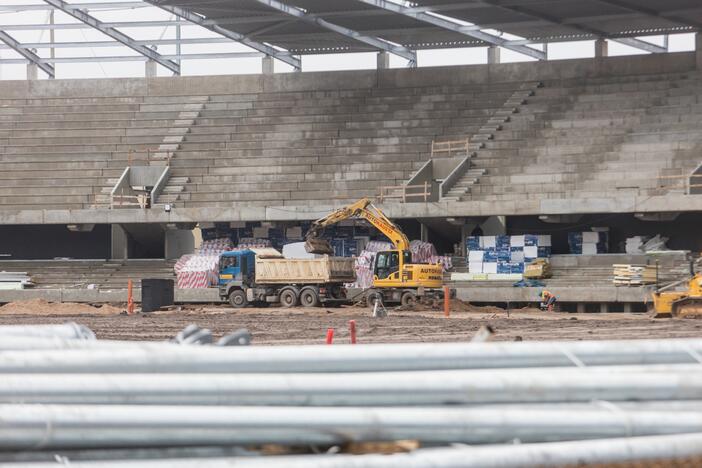 Darbai: Dariaus ir Girėno stadiono tribūnose jau montuojamos kėdės.