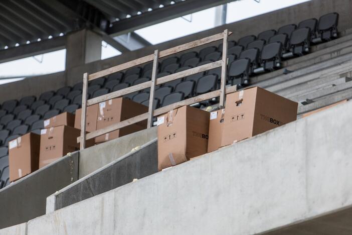 Darbai: Dariaus ir Girėno stadiono tribūnose jau montuojamos kėdės.