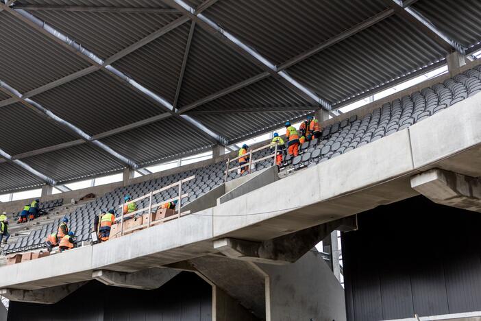 Darbai: Dariaus ir Girėno stadiono tribūnose jau montuojamos kėdės.