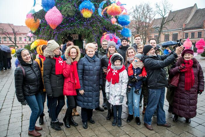 Kauniečiai ir miesto svečiai aplankė kosminę kalėdų eglę