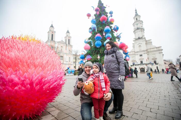 Kauniečiai ir miesto svečiai aplankė kosminę kalėdų eglę