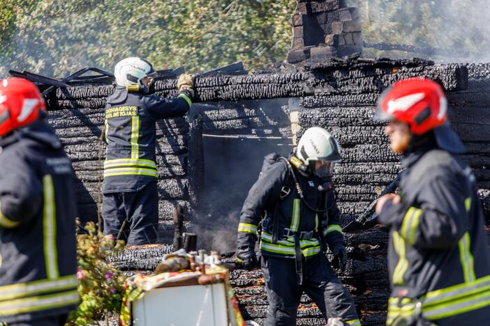 Girininkuose atvira liepsna degė namas