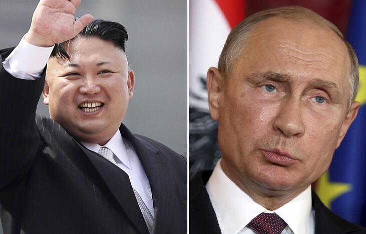 Kim Jong Unas (kairėje) ir Vladimiras Putinas (dešinėje)