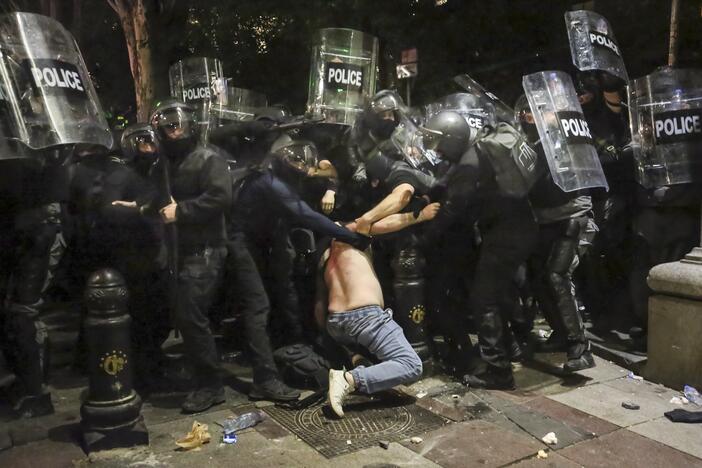 Sakartvele protestuotojai po policijos susidorojimo prie parlamento pastatė barikadas