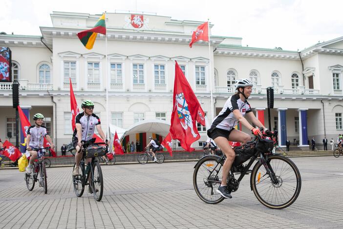 Valstybės vėliavų pakėlimo ceremonija Prezidentūroje